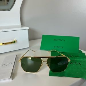 AUTHENTIC Never Worn Bottega Veneta oversized aviator glasses gold trim